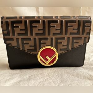 FENDI Wallet On Chain
Black leather mini bag